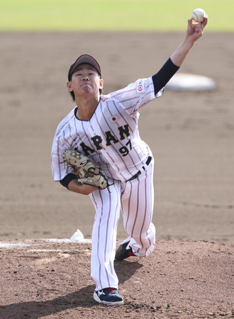 練習試合で力投する侍ジャパン先発の井上＝５日、宮崎市