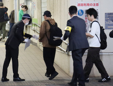 加古川女児殺害事件から１７年たち、現場近くの駅で情報提供を呼び掛ける兵庫県警の捜査員＝１０月１６日、兵庫県加古川市