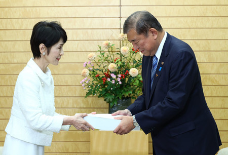 田中弥生会計検査院長（左）から２０２３年度決算検査報告書を受け取る石破茂首相＝６日午後、首相官邸