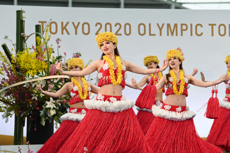 福島県いわき市の「スパリゾートハワイアンズ」のダンシングチーム「フラガール」＝２０２１年３月、同県楢葉町