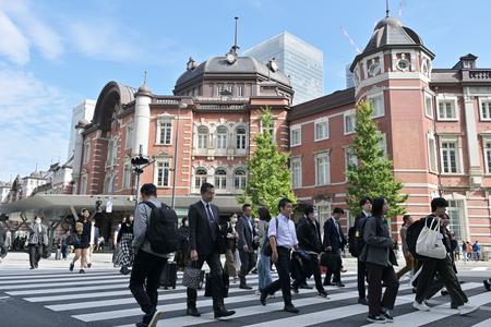 ＪＲ東京駅前の横断歩道を行き交う人たち＝東京都千代田区