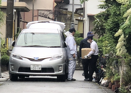 勝田州彦容疑者宅の家宅捜索を終え、押収物を運ぶ岡山県警の捜査員ら＝２０１８年５月３０日、兵庫県加古川市