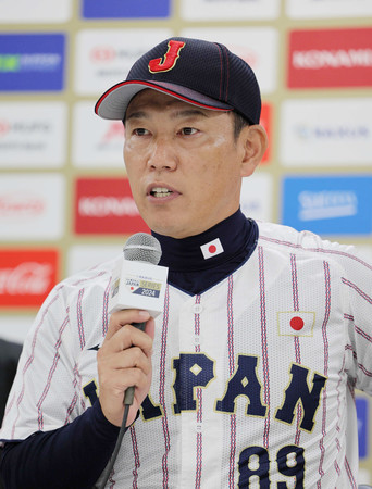 チェコとの強化試合を前に、記者会見する野球日本代表の井端監督＝８日、バンテリンドームナゴヤ