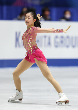 女子ショートプログラム（ＳＰ）で演技する千葉百音＝８日、東京・国立代々木競技場