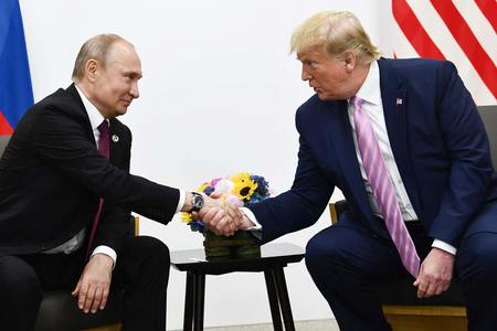 ２０１９年６月２８日、大阪府で会談するロシアのプーチン大統領（左）と１期目のトランプ米大統領（ＡＦＰ時事）