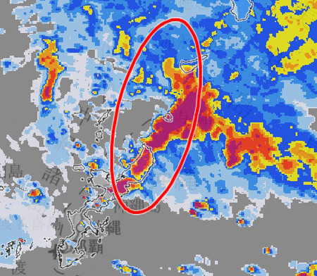 気象庁の９日午前２時の降水レーダー画像。鹿児島県与論町（与論島）付近に発生した線状降水帯が赤い楕円（だえん）で示されている（同庁ウェブサイトから）