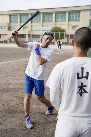 大冠高の選手を指導するイチローさん＝１０日、大阪府高槻市（代表撮影）