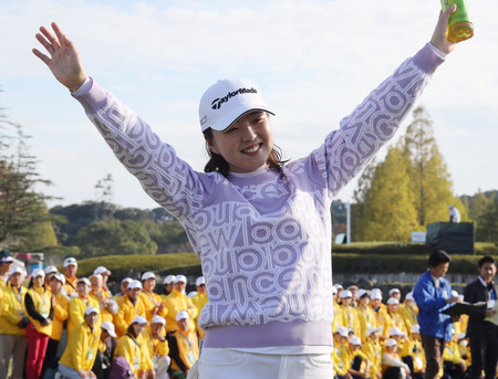 優勝し、両手を広げて喜ぶ山内日菜子＝１０日、千葉・グレートアイランドＣ