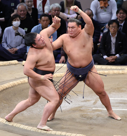 豊昇龍（右）は押し出しで若元春を下す＝１１日、福岡国際センター