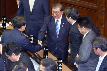 衆院本会議で第１０３代首相に指名された石破茂氏（中央）＝１１日午後、国会内