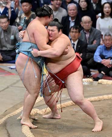 熱海富士（右）は寄り切りで欧勝馬を下す＝１１日、福岡国際センター