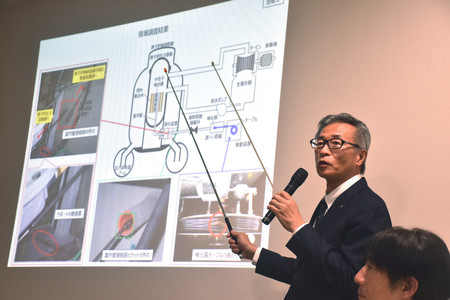 原子炉を停止した東北電力女川原発２号機について説明する同社の青木宏昭原子力部長＝１１日午後、仙台市青葉区