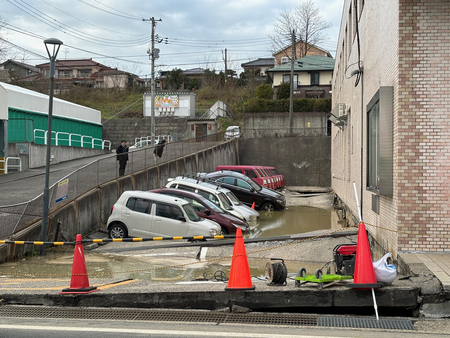 能登半島地震による液状化で車が水に浸かった駐車場＝１月２日、新潟市西区