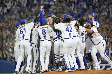 プロ野球日本シリーズ第６戦、日本一を決め喜ぶＤｅＮＡナイン＝３日、横浜スタジアム