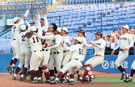 秋季リーグ戦で優勝し、喜ぶ早大の選手ら=12日、神宮球場