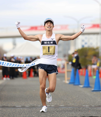 日本選手権２０キロ競歩で優勝した池田向希＝２月１８日、神戸市の六甲アイランド甲南大西側コース