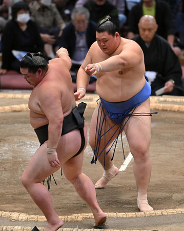 大の里（右）は押し出しで正代を下す＝１２日、福岡国際センター