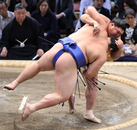 阿炎（奥）はすくい投げで大の里を破る＝１３日、福岡国際センター