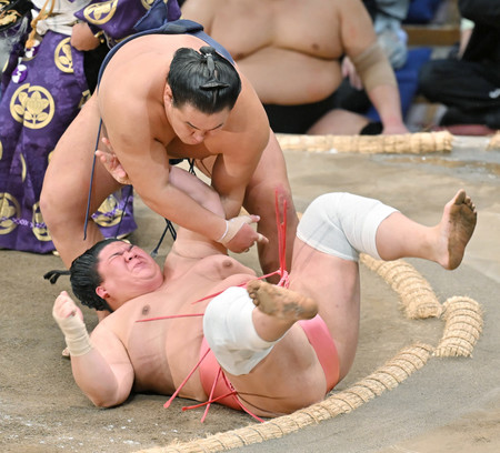 豊昇龍（上）は上手投げで宇良を下す＝１３日、福岡国際センター