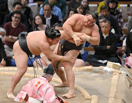 霧島（右）は若元春に押し出しで敗れる＝１３日、福岡国際センター