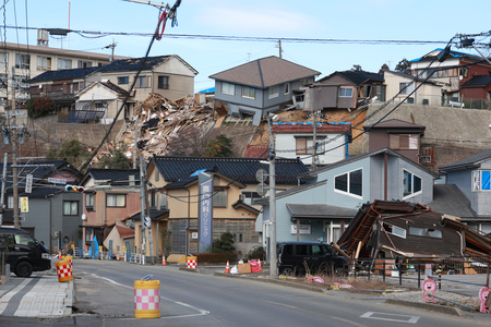 能登半島地震で被害を受けた建物＝２月１８日、石川県輪島市