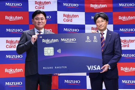 「みずほ楽天カード」のパネルを持つ楽天グループの三木谷浩史会長兼社長(左)とみずほフィナンシャルグループの木原正裕社長=14日午後、東京都千代田区