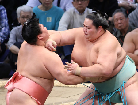 宇良（左）を攻める琴桜＝１４日、福岡国際センター