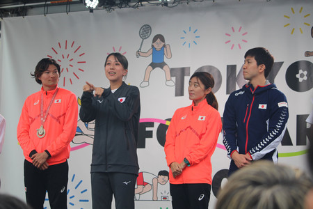 東京デフリンピックの１年前セレモニーに参加した卓球女子の亀沢理穂（左から２人目）らデフスポーツの選手たち＝１５日、東京都内