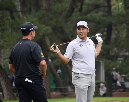 プレー中に松山茉生（左）と談笑する松山英樹＝１５日、宮崎・フェニックスＣＣ