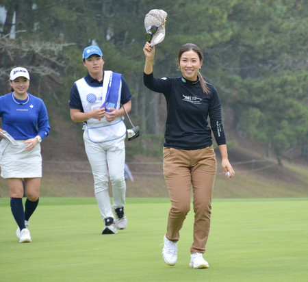 ホールアウト後、声援に応える上田桃子＝１５日、愛媛・エリエールＧＣ松山