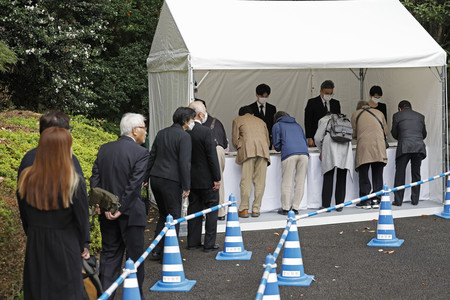 亡くなられた三笠宮妃百合子さまを悼み、記帳する人たち＝１６日午前、東京都港区の赤坂御用地（代表撮影）