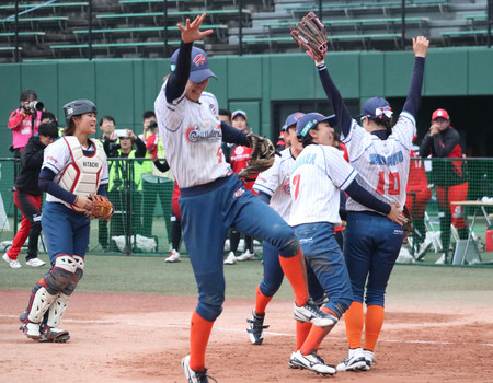 決勝進出を決めて喜ぶ日立の選手たち＝１６日、愛知・パロマ瑞穂野球場