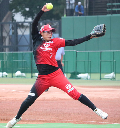 ダイヤモンドシリーズ準決勝・日立―ビックカメラ高崎。力投するビックカメラ高崎の上野由岐子＝１６日、愛知・パロマ瑞穂野球場