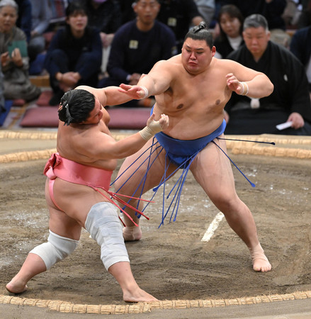 宇良（左）を攻める大の里＝１６日、福岡国際センター