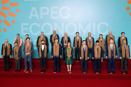 アジア太平洋経済協力会議（ＡＰＥＣ）首脳会議に出席した首脳の集合写真＝１６日、ペルー・リマ（ＡＦＰ時事）