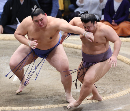 大の里（左）は押し出しで翔猿を下す＝１７日、福岡国際センター