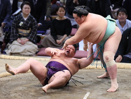 琴桜（右）は上手ひねりで美ノ海を下す＝１７日、福岡国際センター