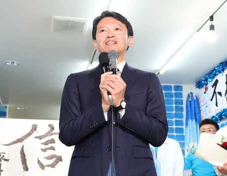 兵庫県知事選を受け、あいさつする斎藤元彦氏＝１７日夜、神戸市中央区