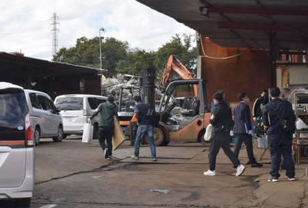 金属買い取り店を捜索する警視庁の捜査員＝１８日午前、茨城県古河市