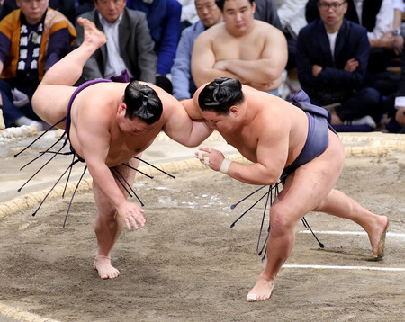 豊昇龍（右）は上手投げで美ノ海を下し、勝ち越しを決める＝１８日、福岡国際センター