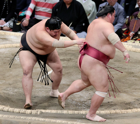 阿炎（左）は大栄翔を押し出しで破る＝１８日、福岡国際センター