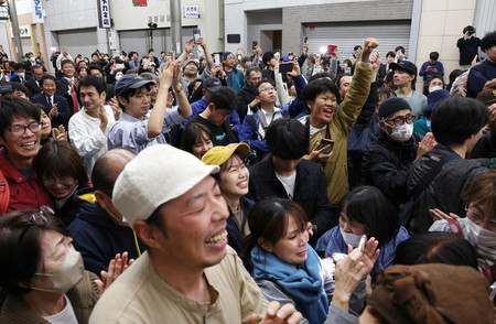 兵庫県知事選で斎藤元彦氏再選確実のニュースに喜ぶ支持者ら＝１７日夜、神戸市中央区