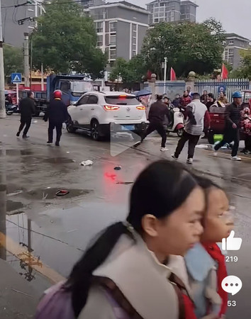 １９日、中国湖南省常徳市の小学校前で、自動車が人をはねた現場を撮影したとされる動画の一部（中国のＳＮＳより・時事）