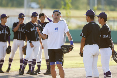 愛工大名電高の野球部を指導するイチローさん（中央）＝１８日、愛知県春日井市（代表撮影）