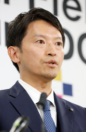 就任記者会見する斎藤元彦兵庫県知事＝１９日午後、神戸市中央区