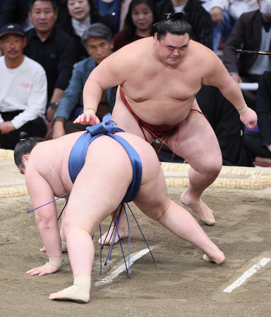 隆の勝（上）ははたき込みで阿武剋を下す＝１９日、福岡国際センター