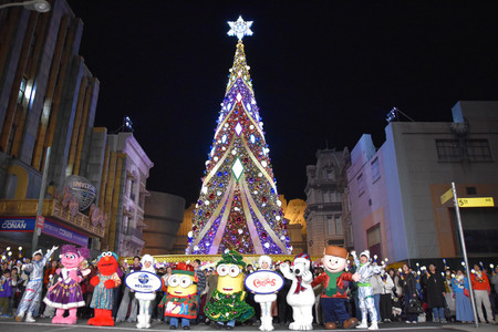 公開されたユニバーサル・スタジオ・ジャパン（ＵＳＪ）のクリスマスツリー＝１９日午後、大阪市此花区