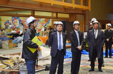 能登半島地震で被災し、休業中の石川県七尾市内のホテルを視察する経団連の十倉雅和会長（左から２人目）＝２０日午後