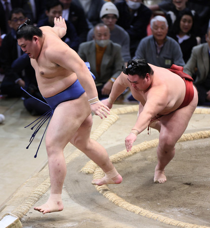 隆の勝（右）は押し出しで大の里を破って１０勝目＝２０日、福岡国際センター