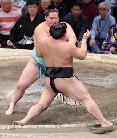 琴桜（奥）は押し出しで若元春を下して１０勝目＝２０日、福岡国際センター